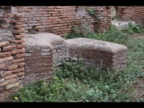 01045 ostia - regio ii - decumanus maximus - terme di nettuno (ii,iv,2) - 6. raum - re des eingangs zur palaestra - westseite - detail - 09-2023.jpg